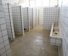 Toda a estrutura do prédio será reformada, com novas redes elétrica e hidráulica, vitrais, piso, portas, telhado e azulejos. Também será construída uma quadra poliesportiva coberta. O investimento na obra é de cerca de R$ 1,8 milhão. 23-10-13. 