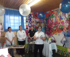 A semana cultural do Colégio Estadual Amadeu Mario Margraf, em Palmeira, finalizada nessa sexta-feira (25), desenvolveu uma série de atividades para promover uma maior interação entre a escola e a comunidade. Um dos maiores sucessos da semana foi a apresentação de uma feira de profissões dirigida aos estudantes dos ensinos fundamental e médio. “Através de parceria com vários profissionais, contemplamos todas as profissões e separamos por categorias.