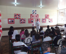 A semana cultural do Colégio Estadual Amadeu Mario Margraf, em Palmeira, finalizada nessa sexta-feira (25), desenvolveu uma série de atividades para promover uma maior interação entre a escola e a comunidade. Um dos maiores sucessos da semana foi a apresentação de uma feira de profissões dirigida aos estudantes dos ensinos fundamental e médio. “Através de parceria com vários profissionais, contemplamos todas as profissões e separamos por categorias.