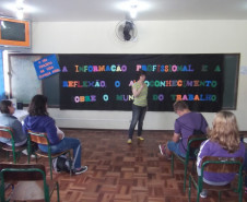 A semana cultural do Colégio Estadual Amadeu Mario Margraf, em Palmeira, finalizada nessa sexta-feira (25), desenvolveu uma série de atividades para promover uma maior interação entre a escola e a comunidade. Um dos maiores sucessos da semana foi a apresentação de uma feira de profissões dirigida aos estudantes dos ensinos fundamental e médio. “Através de parceria com vários profissionais, contemplamos todas as profissões e separamos por categorias.