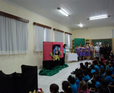 Colégio comemora semana da criança com peças de teatro