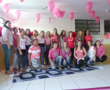 Os alunos do Colégio Estadual Bairro XIV de Novembro, em Cascavel, aderiram à campanha do movimento Cascavel Rosa. Na sexta-feira (25), estudantes do ensino médio desfilaram com camisetas que eles mesmos customizaram para lembrar sobre a importância da prevenção do câncer de mama.