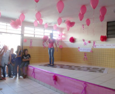 Os alunos do Colégio Estadual Bairro XIV de Novembro, em Cascavel, aderiram à campanha do movimento Cascavel Rosa. Na sexta-feira (25), estudantes do ensino médio desfilaram com camisetas que eles mesmos customizaram para lembrar sobre a importância da prevenção do câncer de mama.
