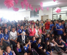 Os alunos do Colégio Estadual Bairro XIV de Novembro, em Cascavel, aderiram à campanha do movimento Cascavel Rosa. Na sexta-feira (25), estudantes do ensino médio desfilaram com camisetas que eles mesmos customizaram para lembrar sobre a importância da prevenção do câncer de mama.