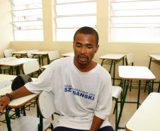 Reforma no Colégio Estadual Professor Julio Szymasnky em Araucária, na foto o aluno Robert Douglas Ferreira Soline. 24-10-13. 