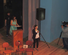 O Núcleo Regional de Educação de Paranaguá promoveu na segunda-feira (28) a primeira etapa do 1º LitoArte Música, com apresentações de 90 alunos. Na foto, a chefe do NRE de Paranaguá, Selma Camargo Meira.