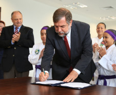 O governador em exercício Flávio Arns assinou convênio com o Sistema Fiep para oferecer o projeto “Atleta do Futuro” para alunos da rede estadual.<br />
<br />
Veja mais fotos em: <a href=" http://www.flickr.com/photos/flavioarns/sets/72157637311296563/" target="_blank"> http://www.flickr.com/photos/flavioarns/</a>
