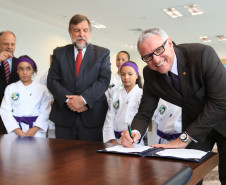 O governador em exercício Flávio Arns assinou convênio com o Sistema Fiep para oferecer o projeto “Atleta do Futuro” para alunos da rede estadual.<br />
<br />
Veja mais fotos em: <a href=" http://www.flickr.com/photos/flavioarns/sets/72157637311296563/" target="_blank"> http://www.flickr.com/photos/flavioarns/</a>