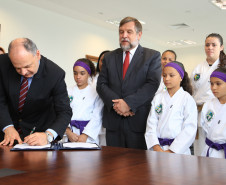 O governador em exercício Flávio Arns assinou convênio com o Sistema Fiep para oferecer o projeto “Atleta do Futuro” para alunos da rede estadual.<br />
<br />
Veja mais fotos em: <a href=" http://www.flickr.com/photos/flavioarns/sets/72157637311296563/" target="_blank"> http://www.flickr.com/photos/flavioarns/</a>