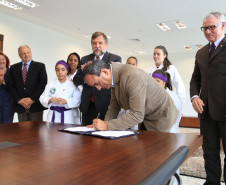 O governador em exercício Flávio Arns assinou convênio com o Sistema Fiep para oferecer o projeto “Atleta do Futuro” para alunos da rede estadual.<br />
<br />
Veja mais fotos em: <a href=" http://www.flickr.com/photos/flavioarns/sets/72157637311296563/" target="_blank"> http://www.flickr.com/photos/flavioarns/</a>