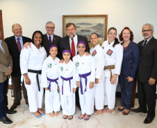 O governador em exercício Flávio Arns assinou convênio com o Sistema Fiep para oferecer o projeto “Atleta do Futuro” para alunos da rede estadual.<br />
<br />
Veja mais fotos em: <a href=" http://www.flickr.com/photos/flavioarns/sets/72157637311296563/" target="_blank"> http://www.flickr.com/photos/flavioarns/</a>