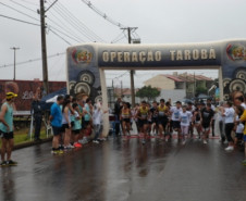 A 3ª edição da Corrida pela Água aconteceu no último domingo (3), em Cascavel. O tempo chuvoso não impediu que cerca de 350 pessoas, entre alunos, professores, funcionários, atletas amadores e profissionais participassem do evento. 