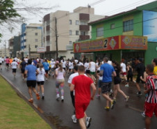 A 3ª edição da Corrida pela Água aconteceu no último domingo (3), em Cascavel. O tempo chuvoso não impediu que cerca de 350 pessoas, entre alunos, professores, funcionários, atletas amadores e profissionais participassem do evento. 