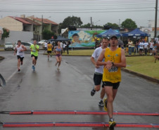 A 3ª edição da Corrida pela Água aconteceu no último domingo (3), em Cascavel. O tempo chuvoso não impediu que cerca de 350 pessoas, entre alunos, professores, funcionários, atletas amadores e profissionais participassem do evento. 