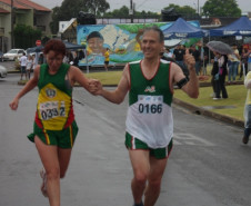 A 3ª edição da Corrida pela Água aconteceu no último domingo (3), em Cascavel. O tempo chuvoso não impediu que cerca de 350 pessoas, entre alunos, professores, funcionários, atletas amadores e profissionais participassem do evento. 