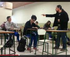 A escola, a aula e eu: uma comédia escolar.<br />
Colégio Estadual Floriano Peixoto - Laranjeiras Do Sul<br />
Prêmio Web - vídeo mais compartilhado<br />
<br />
<a href="http://www.emdialogo.uff.br/festival/videos/7753" target="_blank">http://www.emdialogo.uff.br/festival/videos/7753</a>
