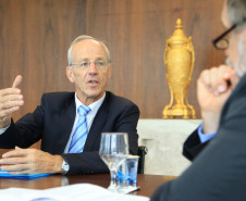 Uma delegação do Paraná irá à região de Rhône-Alpes, na França, em dezembro deste ano para estreitar os acordos de cooperação na Educação.<br />
<br />
Veja mais fotos em: <a href=" http://www.flickr.com/photos/flavioarns/sets/72157637386992643/" target="_blank"> http://www.flickr.com/photos/flavioarns </a>