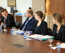 Uma delegação do Paraná irá à região de Rhône-Alpes, na França, em dezembro deste ano para estreitar os acordos de cooperação na Educação.<br />
<br />
Veja mais fotos em: <a href=" http://www.flickr.com/photos/flavioarns/sets/72157637386992643/" target="_blank"> http://www.flickr.com/photos/flavioarns </a>