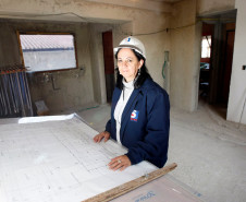 10-06-13 - Sandra Pivatto, ex-aluna do curso em Edificações do CEEP Curitiba, atualmente trabalha como supervisora de obras.