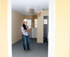 10-06-13 - Silmara Rozette aluna do curso em Edificações do CEEP Curitiba, trabalha como técnica de obras na construção de casas para Cohapar em Colombo.