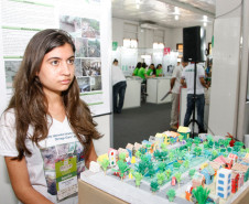 Foz do Iguaçu, Ficiencias no pavilhão de exposição do parque da Itaipu, aluna de Paranavai, exposição sobre córrego Água Verde. 20-11-13.