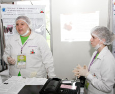 Foz do Iguaçu, Ficiencias no pavilhão de exposição do parque da Itaipu, alunas de cascavel, exposição sobre suco  de beterraba. 20-11-13.  