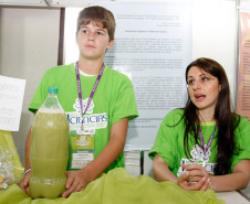Foz do Iguaçu, Ficiencias no pavilhão de exposição do parque da Itaipu, aluno e professora, exposição sobre amaciante. 20-11-13.