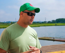 Remo é opção de atividade no contraturno para alunos do 6º e 7º anos do Colégio Estadual Luiza Ross, no Parque Náutico do Iguaçu, em Curitiba. Na foto Joadson Bueno do Nascimento.