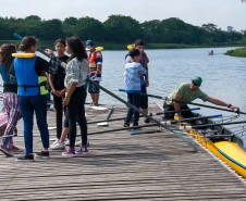 Remo é opção de atividade no contraturno para alunos do 6º e 7º anos do Colégio Estadual Luiza Ross, no Parque Náutico do Iguaçu, em Curitiba. 