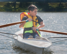 Remo é opção de atividade no contraturno para alunos do 6º e 7º anos do Colégio Estadual Luiza Ross, no Parque Náutico do Iguaçu, em Curitiba. 