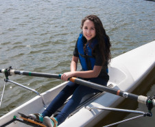 Remo é opção de atividade no contraturno para alunos do 6º e 7º anos do Colégio Estadual Luiza Ross, no Parque Náutico do Iguaçu, em Curitiba. Na foto, Emanuely Dias de Almeida.