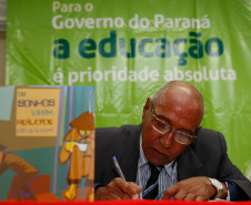Sessão de autógrafos do livro “Os sonhos viram realidade”, do alfabetizador João de Oliveira, 67 anos. Seminário Estadual de Educação de Jovens e Adultos e Alfabetização.
