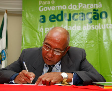 Sessão de autógrafos do livro “Os sonhos viram realidade”, do alfabetizador João de Oliveira, 67 anos. Seminário Estadual de Educação de Jovens e Adultos e Alfabetização.