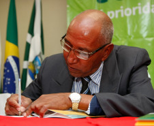 Sessão de autógrafos do livro “Os sonhos viram realidade”, do alfabetizador João de Oliveira, 67 anos. Seminário Estadual de Educação de Jovens e Adultos e Alfabetização.