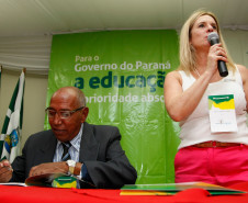 Sessão de autógrafos do livro “Os sonhos viram realidade”, do alfabetizador João de Oliveira, 67 anos. Seminário Estadual de Educação de Jovens e Adultos e Alfabetização.