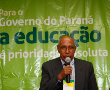 Sessão de autógrafos do livro “Os sonhos viram realidade”, do alfabetizador João de Oliveira, 67 anos. Seminário Estadual de Educação de Jovens e Adultos e Alfabetização.
