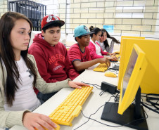 Programa Nacional de Informática na Educação (ProInfo), Colégio Estadual Hasdrubal Bellegard, em Curitiba. 20/11/2013. Na foto, os alunos Amanda de Paula Visote, 15 anos e Lucas Tadeu Gouveia Rosa, 14 anos.