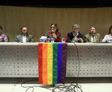 O Governo do Paraná lançou, nesta segunda-feira (25), em Curitiba, o Plano Estadual de Políticas Públicas para a Promoção e Defesa dos Direitos de Lésbicas, Gays, Bissexuais, Travestis e Transexuais (LGBT).