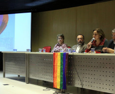 O Governo do Paraná lançou, nesta segunda-feira (25), em Curitiba, o Plano Estadual de Políticas Públicas para a Promoção e Defesa dos Direitos de Lésbicas, Gays, Bissexuais, Travestis e Transexuais (LGBT).