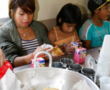 Uma vez por semana a Escola Estadual Indígena Pindoty, na ilha da Cotinga, em Paranaguá, recebe tubérculos, verduras, frutas e geleia da agricultura familiar. Com os produtos, a escola acrescentou receitas indígenas ao cardápio da merenda e tornou a alimentação dos alunos mais próxima aos costumes alimentares da comunidade guarani.