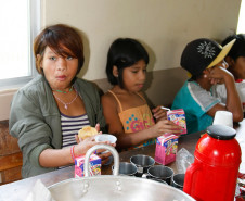 Uma vez por semana a Escola Estadual Indígena Pindoty, na ilha da Cotinga, em Paranaguá, recebe tubérculos, verduras, frutas e geleia da agricultura familiar. Com os produtos, a escola acrescentou receitas indígenas ao cardápio da merenda e tornou a alimentação dos alunos mais próxima aos costumes alimentares da comunidade guarani.