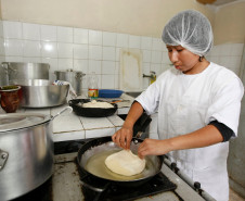 Uma vez por semana a Escola Estadual Indígena Pindoty, na ilha da Cotinga, em Paranaguá, recebe tubérculos, verduras, frutas e geleia da agricultura familiar. Com os produtos, a escola acrescentou receitas indígenas ao cardápio da merenda e tornou a alimentação dos alunos mais próxima aos costumes alimentares da comunidade guarani.