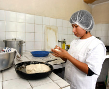 Uma vez por semana a Escola Estadual Indígena Pindoty, na ilha da Cotinga, em Paranaguá, recebe tubérculos, verduras, frutas e geleia da agricultura familiar. Com os produtos, a escola acrescentou receitas indígenas ao cardápio da merenda e tornou a alimentação dos alunos mais próxima aos costumes alimentares da comunidade guarani.