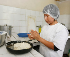 Uma vez por semana a Escola Estadual Indígena Pindoty, na ilha da Cotinga, em Paranaguá, recebe tubérculos, verduras, frutas e geleia da agricultura familiar. Com os produtos, a escola acrescentou receitas indígenas ao cardápio da merenda e tornou a alimentação dos alunos mais próxima aos costumes alimentares da comunidade guarani.