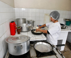 Uma vez por semana a Escola Estadual Indígena Pindoty, na ilha da Cotinga, em Paranaguá, recebe tubérculos, verduras, frutas e geleia da agricultura familiar. Com os produtos, a escola acrescentou receitas indígenas ao cardápio da merenda e tornou a alimentação dos alunos mais próxima aos costumes alimentares da comunidade guarani.
