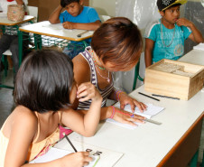 Uma vez por semana a Escola Estadual Indígena Pindoty, na ilha da Cotinga, em Paranaguá, recebe tubérculos, verduras, frutas e geleia da agricultura familiar. Com os produtos, a escola acrescentou receitas indígenas ao cardápio da merenda e tornou a alimentação dos alunos mais próxima aos costumes alimentares da comunidade guarani.