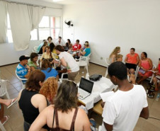 Cerca de 300 pessoas participam do 1º Seminário Estadual das Relações de Gênero e Diversidade Sexual e 4º Encontro Estadual de Educação LGBT (lésbicas, gays, bissexuais e transexuais), promovidos pela Secretaria de Estado da Educação em Pontal do Paraná. Os eventos, que vão até sexta-feira (29), servem para discutir o papel da educação para combater a discriminação e o preconceito dessa população que podem acontecer nas escolas.
