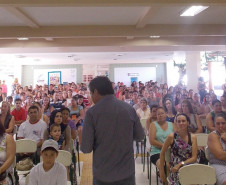 Presidente da APMF, prestando conta em reunião de pais.