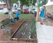 Funcionárias Agente I, por iniciativa própria, fazendo o jardim na frente da escola.