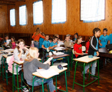 Pais de alunos que estão saindo da rede municipal para a estadual ou que vão passar para o ensino médio devem ir assinar matrícula nesta semana. Na foto, o Colégio Estadual do Campo Professor Estanislau Wrublewski, em Cruz Machado. 13-11-13